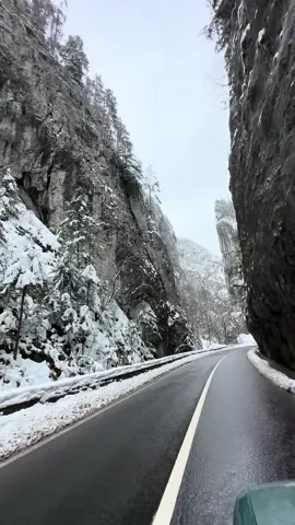 ❄️ Cheile Bicazului, Lacul Roșu ✨ #firstsnow #harghita #romania #lacurosu #cheilebicazului 