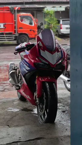 Vibes hujan emang nggak pernah gagal.#cbr250rr #spqs #tricolor #4u 