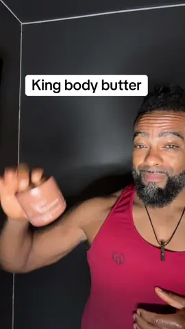 Sandalwood, amber musk, leather, bourbon and pine. Smells amazing and smooth 