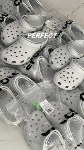 CROCS XÁM NHẠT – MÀU CỰC HIẾM 🔥 Tông màu trung tính phối đồ đỉnh khỏi bàn 📦 Size full, hàng về số lượng có hạn – chốt lẹ tay! #Crocs2025 #CrocsVietnam #PhongCachToiGian   #GiayDepTikTok #crocscantho 