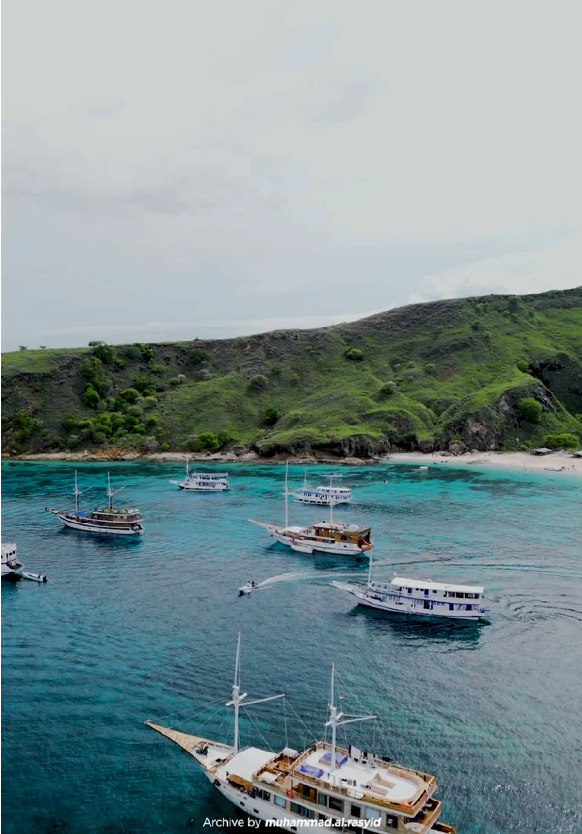 Indonesia is a land of endless wonders from sunrise hikes and underwater adventures to cultural treasures and timeless traditions. Every corner holds a story, every journey creates a memory. Cr/ig: muhammad.al.rasyid 📍 Indonesia #WonderfulIndonesia #EndlessDiscovery #CultureAndNature #AdventureAwaits #TravelIndonesia