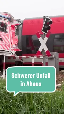 Am Schumacherring in Ahaus kollidierte ein Zug mit einem Krankentransportwagen. Im Video schildert ein Polizeisprecher den Unfallhergang.   #unfall #verkehrsunfall #zug #krankentransportwagen #blaulicht