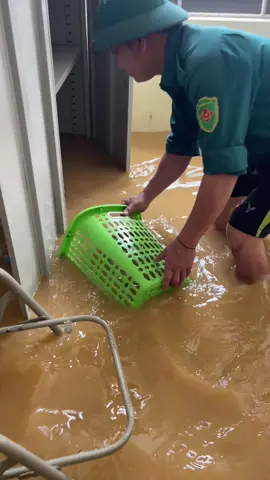 Khi ctoi đi dọn lụt và kết quả