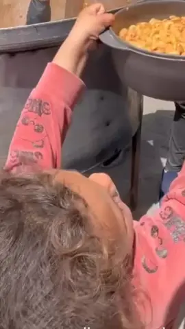 seorang anak Palestina sangat gembira ketika mendapatkan hidangan makanan  #islamic #palestine #viralvideo #Gaza #islam 