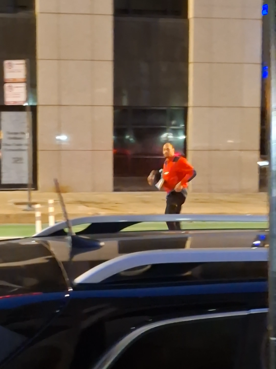 The Loop puncher was out last night. Shout out to @Bmoney 🤟🏽🥶 for chasing him off!  #fyp #chicago #downtown #looppuncher #chicagoloop 