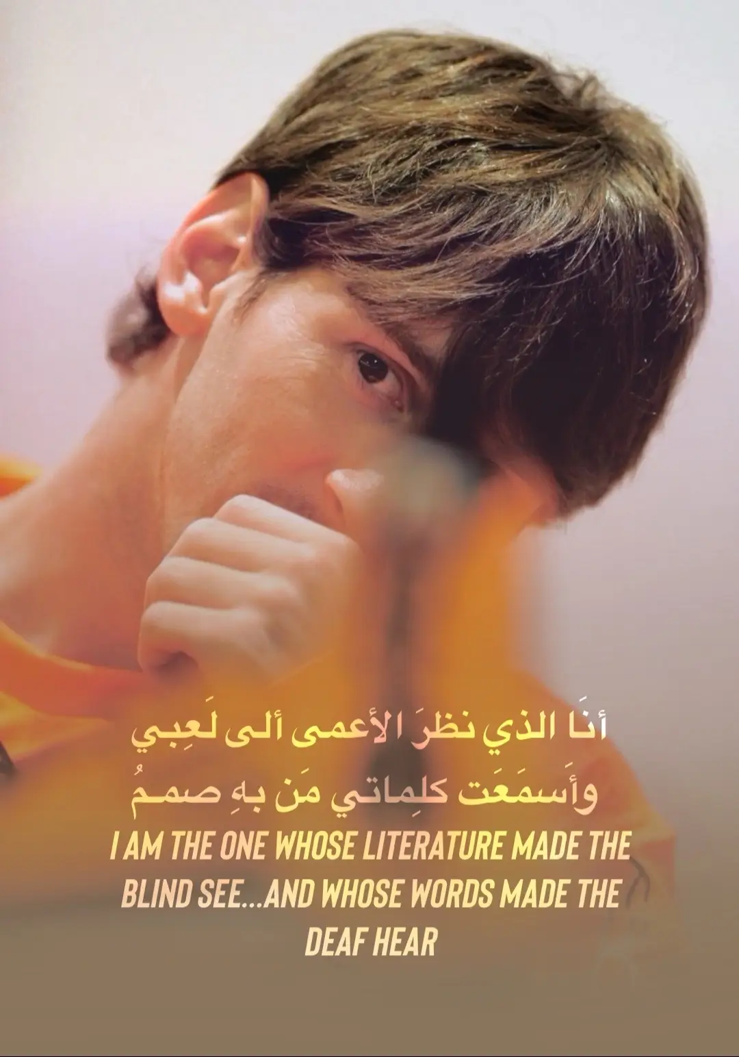 في هذه اللمحة الخاطفة، يتجلى ليونيل ميسي وكأنه فارسٌ صنديد في مِضمار العزم، لا يني عن غايته. صورته هذه ترسم مشهدًا بليغًا ينطق بما وراء السكون: قد أقبلَ هذا الفتى، ذو السمت الوقور، بهيئةٍ تسترعي النظر. يميل برأسه مَيلَةَ الماهر المدبر الذي يطوي بين جوانحه أسرار اللعب، ووراء ناظريه بريق الفِطنة ولَمعة البصيرة كأنها شهابٌ ثاقب. عيناه، هما القمران المستنيران اللذان يرنوان إلى الأفق، تستشرفان الآتي وتخامِران الخصومَ قبل المواجهة، ففيهما حِدَة المجرب وعمق الحكيم. كفه، التي تحجب بعض محياه، ليست إلا سترًا رقيقًا لِما يضمر من جَلَدٍ وصبر. هي حركةٌ توحي بـتفكرٍ عميق وصمتٍ مهيب قبل أن يصول ويجول في حومة الوغى الخضراء. أما شعره الأسمر فكأنه أفنان غابةٍ وارفة تظلل الجبين، يزيد من هيبته ووقاره. في الصورة، يكتنفه وشاحٌ قانيٌ (أصفر برتقالي) يذكِر بـشفقٍ متَقد، كأنما هو جذوة العزيمة التي لا تنطفئ، ويشير إلى العلو والرفعة. إنه طَودٌ شامخ من الإرادة، يلوح في الأفق قبل أن يطلق العنان لـمواهبه الربانية التي جعلته سيدَ الصنعة في هذا العصر، وأسطورةَ الميدان التي سَطَرتها أقلام الدهر. هو بلا شك قطب الرحى، وكوكب الدري الذي يهتدى به.#messi #miss #barcelona 