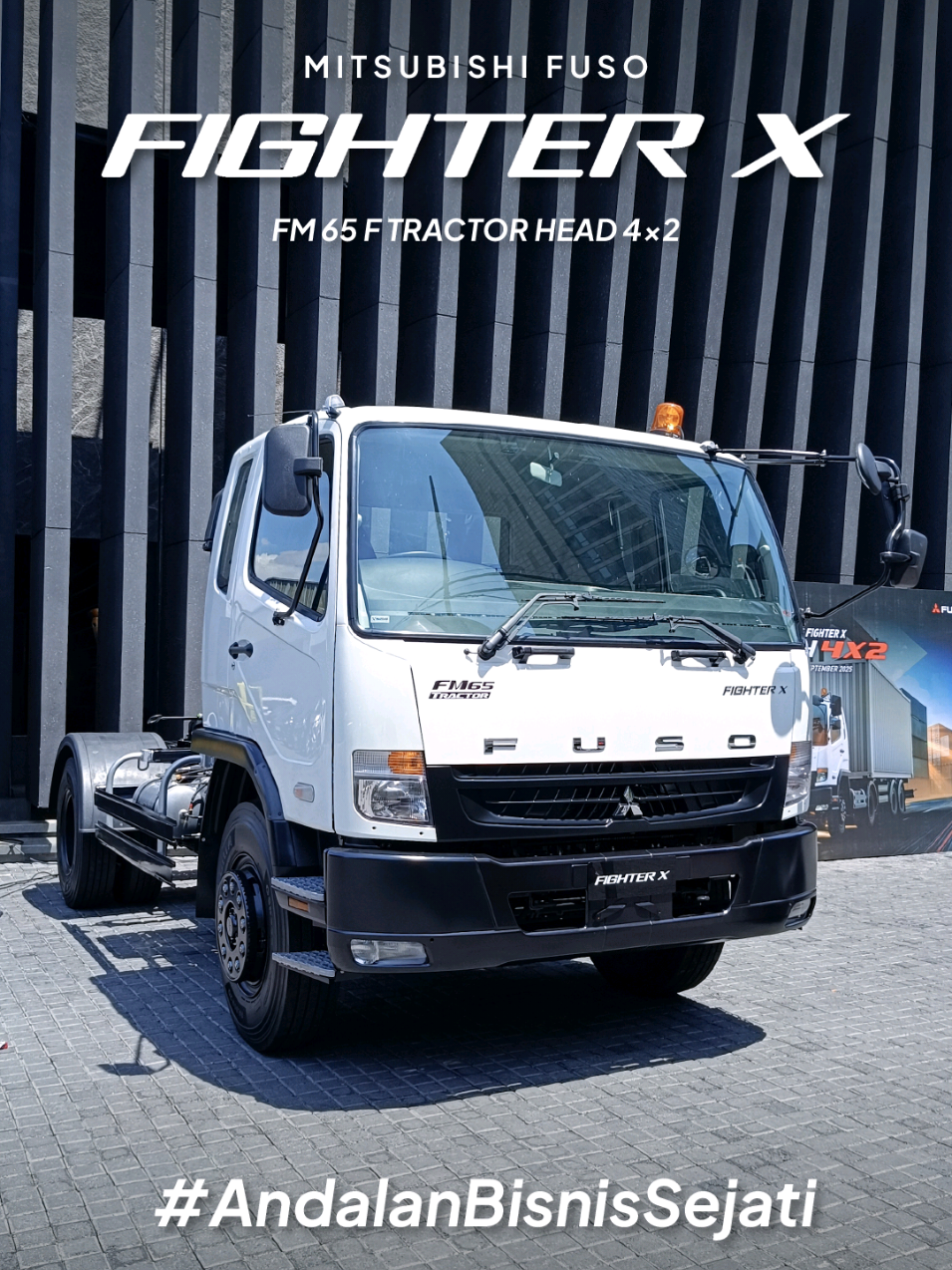 Suroboyo memang puanas! Namun angin segar datang bagi industri logistik dengan produk unggulan terbaru dari @mitsubishifusoid yakni FUSO Fighter X FM 65 F Tractor Head 4x2 yang launching di Surabaya pada 25 September kemarin, setelah sebelumnya telah lebih dulu rilis secara nasional di Jakarta. Mengisi lineup tractor head 4x2 dari FUSO untuk menjawab kebutuhan  kendaraan niaga pada dunia logistik yang tangguh dan menjadi andalan bisnis sejati. Memiliki mesin bertanaga 270PS (EURO 4) dengan torsi maksimum 90Kg.m. Menggunakan heavy duty transmission EATON dengan 9 percepatan serta Rear Axle dengan housing gardan tipe R12T yang lebih kuat dan andal. Kendaraan ini menggunakan sistem pengereman Full Air Brake System yang dilengkapi dengan Anti-Lock Braking (ABS). Hadirnya produk ini menjadi simbol perjalanan panjang Mitsubishi Fuso bersama Indonesia yang akan terus tumbuh, melangkah bersama, dan menjadi Andalan Bisnis Sejati bagi kemajuan logistik serta perekonomian bangsa di masa depan. #MitsubishiFuso #AndalanBisnisSejati #fighterX