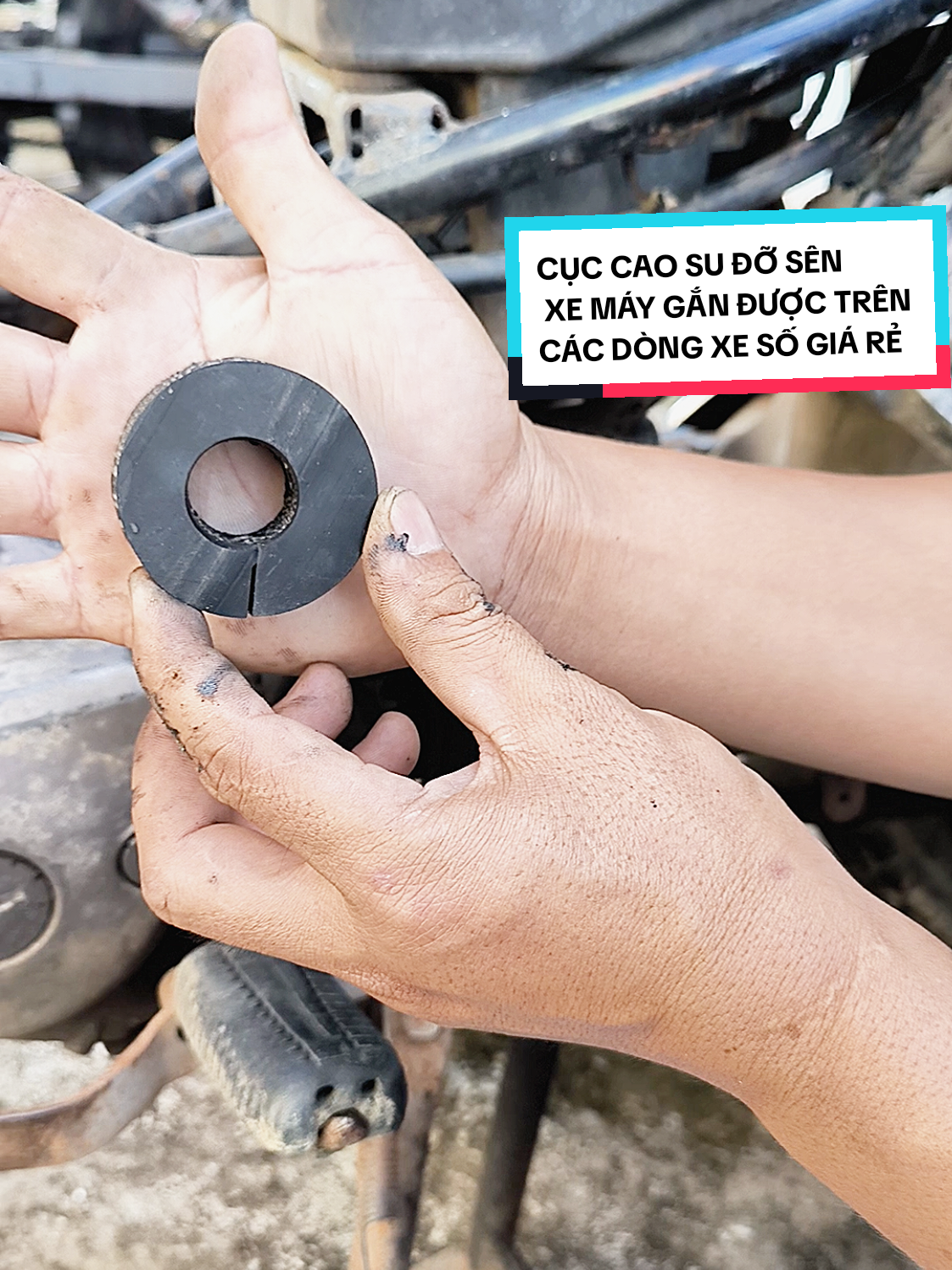 Cục Cao Su Đỡ Sên Xe Máy Gắn Được Trên Các Dòng Xe Số Giá Rẻ Rất Tiện Lợi  #shopxe69  #cuccaosudosenxemay  #xemay  #dungcusuachua @Shop Xe 69 @Shop Xe 69 @Shop Xe 69 