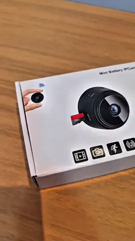 Coloquei essa mini câmera na sala só pra testar… e o que ela mostrou me deixou sem palavras. Imagem em Full HD, bateria de longa duração e tão discreta que ninguém percebe. É a tecnologia que cabe na palma da mão. #camera #minicamera #segurança #segurança #filmagem