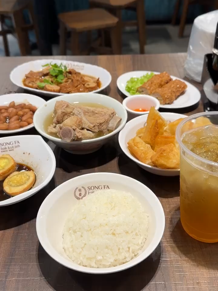 Dinner in Singapore: a feast for your taste buds, the warmth of the city. #sg #Singapore #Dinner