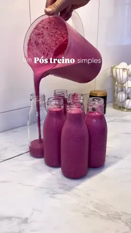 Siiiim, vamos transformar isso em um post irresistível! 🚀 🤯 O segredo do meu PÓS-TREINO PERFEITO: Sabor INCRÍVEL e Energia Máxima! 💪 Chega de shake sem graça! Quer uma dica deliciosa e potente para a sua recuperação muscular? Essa receita aqui é puro AMOR e te dá aquele gás extra para encarar o dia (ou a próxima sessão de treino! 😉). Vem comigo: Receita Poderosa: 2 beterrabas médias (sim, elas dão um up na performance!) Morangos congelados (mas se usar frescos, fica AINDA mais saboroso! 🍓) 2 xícaras de aveia em flocos 3 scoops de whey (usei o de morango da @growthsupplements e é sensacional!) 1 xícara de leite em pó 1 litro de leite 🥛 ✨ Dica de Ouro: Depois de bater o seu shake, espere a espuma baixar um pouquinho! Se você for colocar direto na garrafinha, ela vai ficar pela metade porque a espuma ocupa muito espaço. Paciência de campeão! 😉 Atenção: Não pesei nada, então não sei a média de calorias, mas a ideia é te dar uma sugestão de lanche nutritivo e cheio de sabor para o seu pós-treino. Adapte ao seu plano! Quem aí vai testar e me marcar?! Eu quero ver! 🤩 Créditos: @l.cruz69 #rotina #vidasaudavel #Fitness #fit #fitlife           