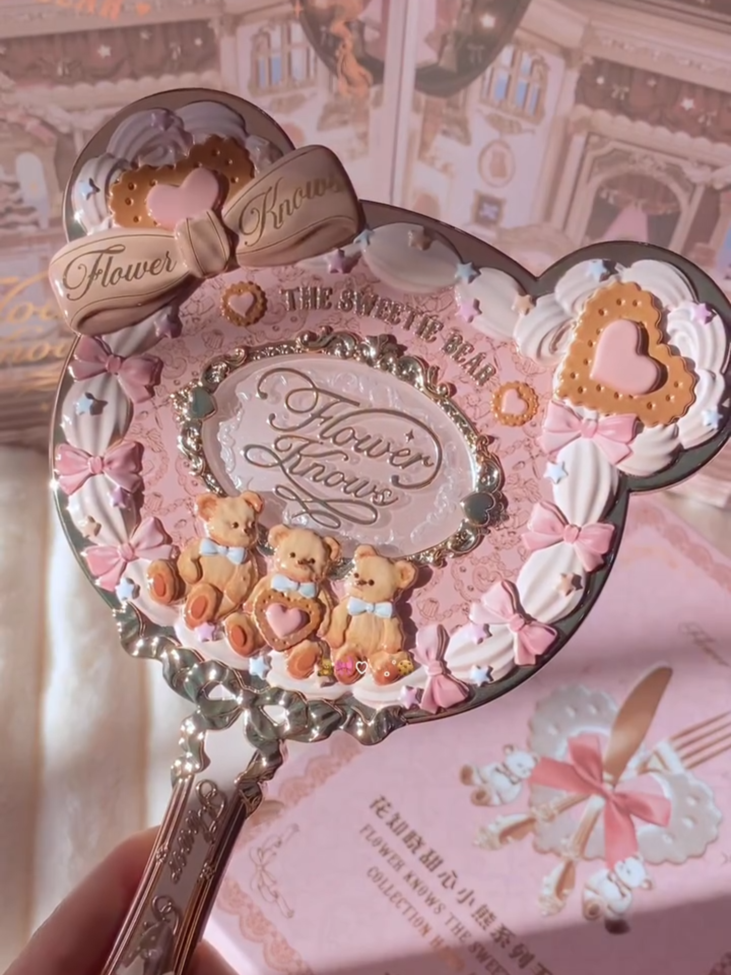 Is this the cutest thing ever? The Sweetie Bear mirror is giving major soft girl vibes. 🧸💖(©️: @piinkimi)#flowerknows #flowerknowsmakeup #sweetiebear #makeuptok #handmirror#mirror#softgirlaesthetic#pink#coquette#aesthetic