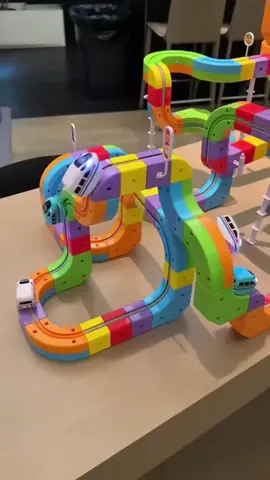 (LINK NOS COMENTÁRIOS) 🚂 Diversão garantida e aprendizado ao mesmo tempo! O Conjunto de Pista de Corrida Magnética 101 Unidades vem com trem elétrico, trilhos e sinais de trânsito, ajudando no desenvolvimento cognitivo e coordenação motora das crianças. ✨ Benefícios: 🧩 101 peças fáceis de montar 🚦 Inclui sinais de trânsito para brincar e aprender 🔋 Trem elétrico interativo 🎁 Presente perfeito para estimular a criatividade 👉 Garanta já este brinquedo educativo e proporcione horas de diversão inteligente. #BrinquedoEducativo #PistaDeCorrida #TremElétrico #DiversãoInfantil #Criatividade