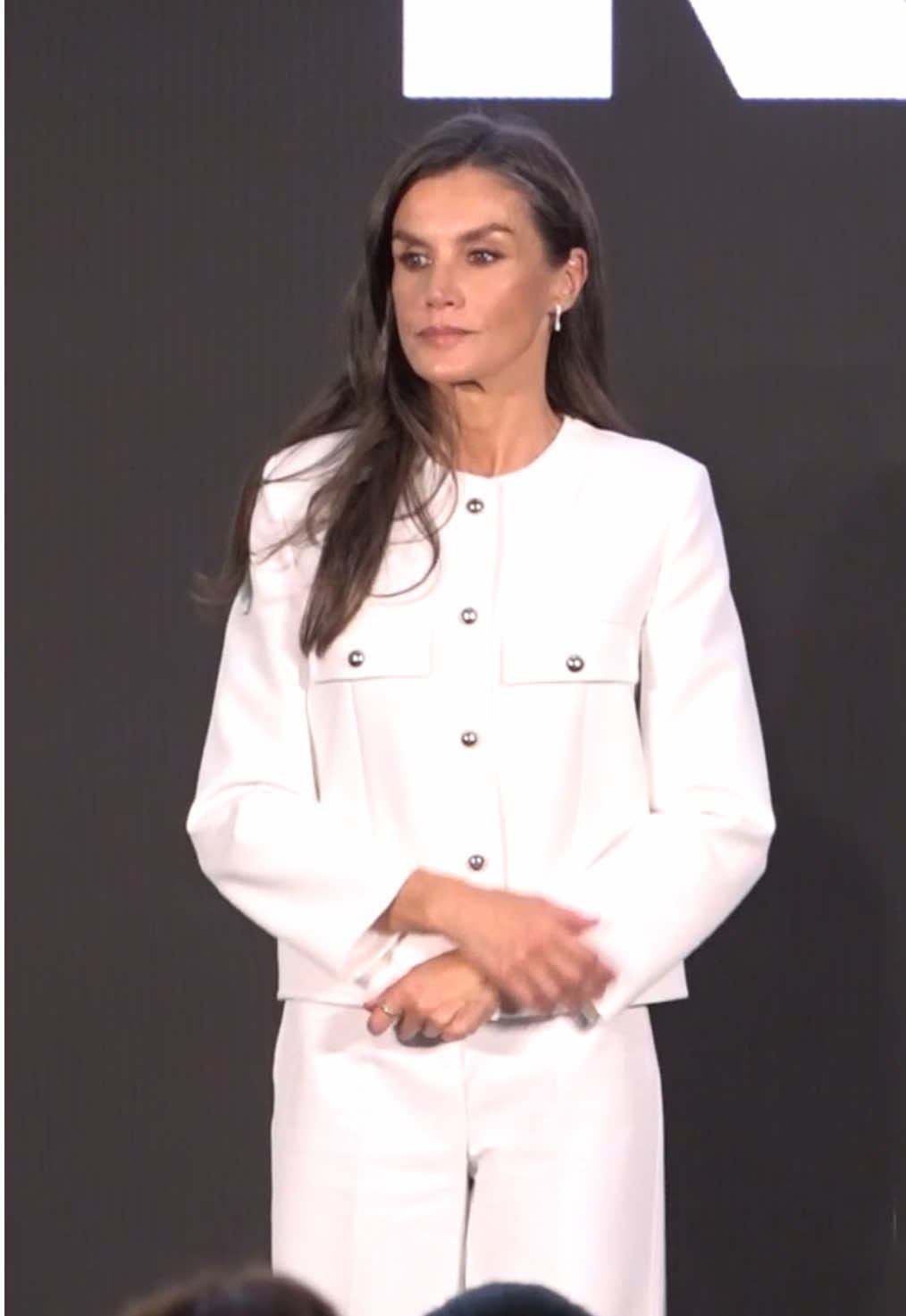 La reina Letizia estrena un favorecedor dos piezas blanco de Mango que ha combina con zapatos bicolor de Sézane y nuevos pendientes de PDPAOLA para entregar los Premios Retina ECO. El conjunto está formado por una chaqueta de corte recto, cuello redondo, manga larga, cierre delantero de botones a presión, dos bolsillos de solapa y costuras decorativas, acompañada por un pantalón recto a juego. Se trata de un diseño de una temporada pasada, por lo que ya no se encuentra a la venta. #royals #reinaletizia #realeza #doñaletizia 