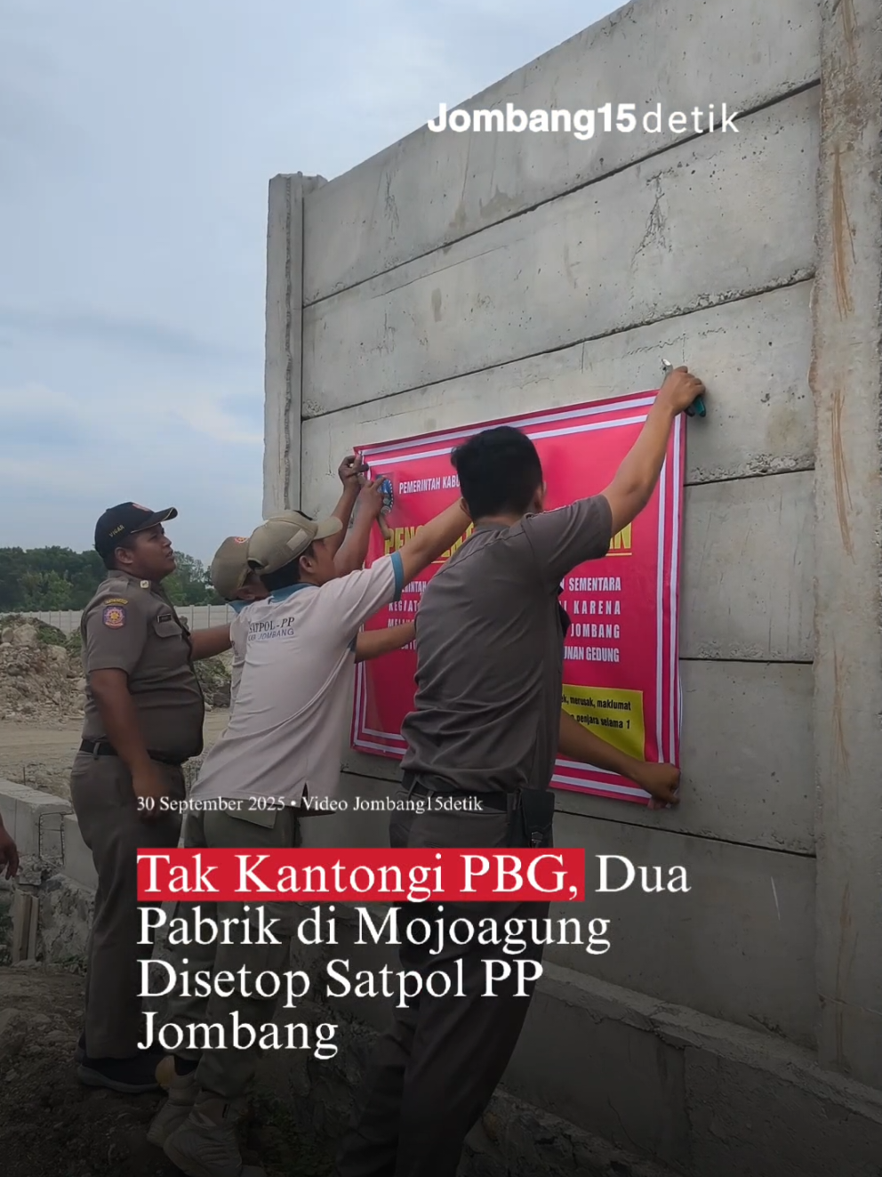 Aksi Satpol PP Jombang menghentikan pembangunan dua pabrik di Desa Gambiran, Kecamatan Mojoagung, Kabupaten Jombang, Jawa Timur, mendadak jadi sorotan publik setelah rekamannya beredar di TikTok. Dua pabrik itu resmi disegel karena belum mengantongi izin Persetujuan Bangunan Gedung (PBG) dari dinas terkait. Plt Kepala Satpol PP Jombang, Purwanto, menegaskan penghentian dilakukan usai patroli gabungan bersama Dinas PUPR, Dishub termasuk DPMPTSP Jombang. “Dari hasil patroli simpatik ditemukan aktivitas pekerja di lokasi. Karena belum ada izin PBG, maka aktivitas pembangunan kami hentikan sementara,” ujarnya, Selasa (30/9/2025). Tampak petugas memasang garis pembatas dan spanduk larangan di area proyek. Warganet ramai berkomentar, sebagian mendukung langkah tegas pemerintah daerah, sementara lainnya menyoroti dugaan lemahnya pengawasan sejak awal. Purwanto menambahkan, Pemkab Jombang tetap menyambut baik investor, tetapi seluruh aturan wajib dipatuhi. “Pada prinsipnya kami welcome kepada investor. Tapi harus patuh aturan, urus izin resmi di DPMPTSP Jombang. Tidak perlu pakai jasa calo,” tegasnya. Satpol PP memastikan penghentian ini bersifat final sampai izin lengkap dipenuhi. Jika nantinya izin PBG ditolak karena tidak sesuai aturan teknis, maka pembangunan pabrik koper dan plastik di Mojoagung tidak bisa dilanjutkan. #jombang15detik #infojombang #jombanginformasi #wargajombang #semuatentangjombang 