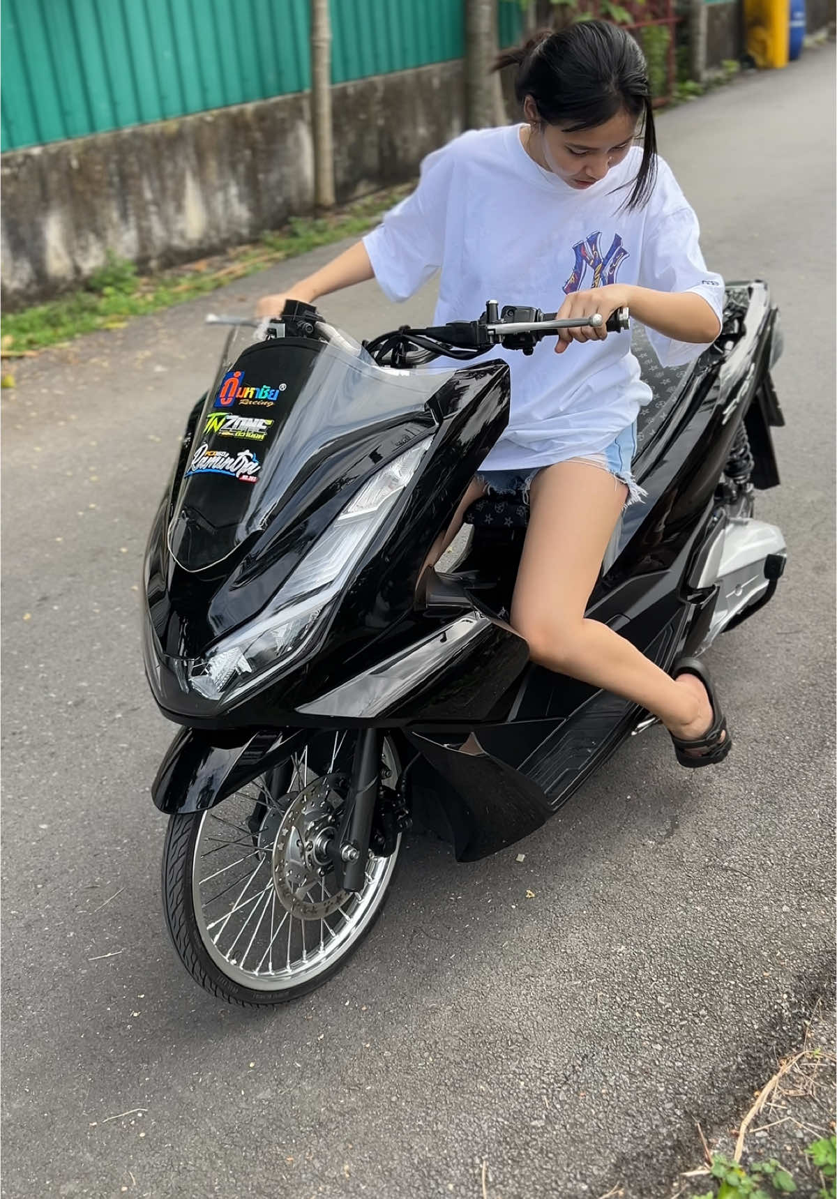 #ผู้หญิงขี่pcxสีดำ 