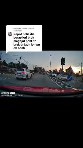 Replying to @Mohd Jamal Ni versi asli. Mmg lori tu dh brek dari jauh. Kete depan kawe pon sama² brek. Bole pulak land cruiser menonong je terus x brek. Mmg dia mgkn tgh syok main harpeeee. #fyp #dashcam #latahhankakaqkita