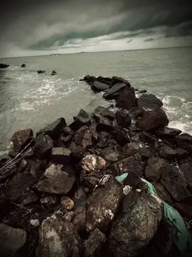 不要把青春浪费在等待不值得的人，当心懂得等待对的人时，幸福就会到来..!” 