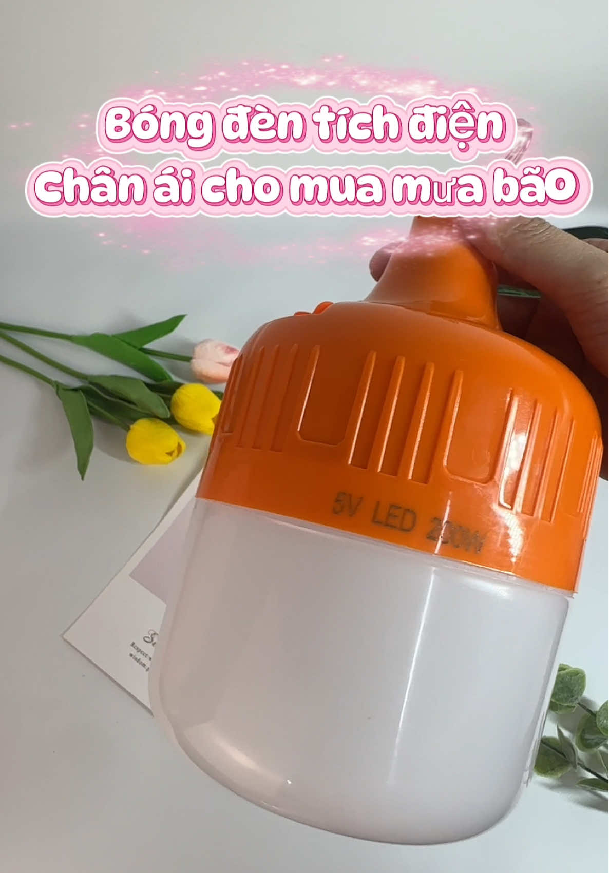 Bóng đèn tích điện 200W chưa tới 50🐠. Siêu sáng. Sạc đầy dùng được 6 - 8 tiếng. Chân ái cho mùa mưa bão này. Nhất là nhà có trẻ con, người già #bongdenledsieusang #bongdenthongminh #bongden #bongdentichdien 