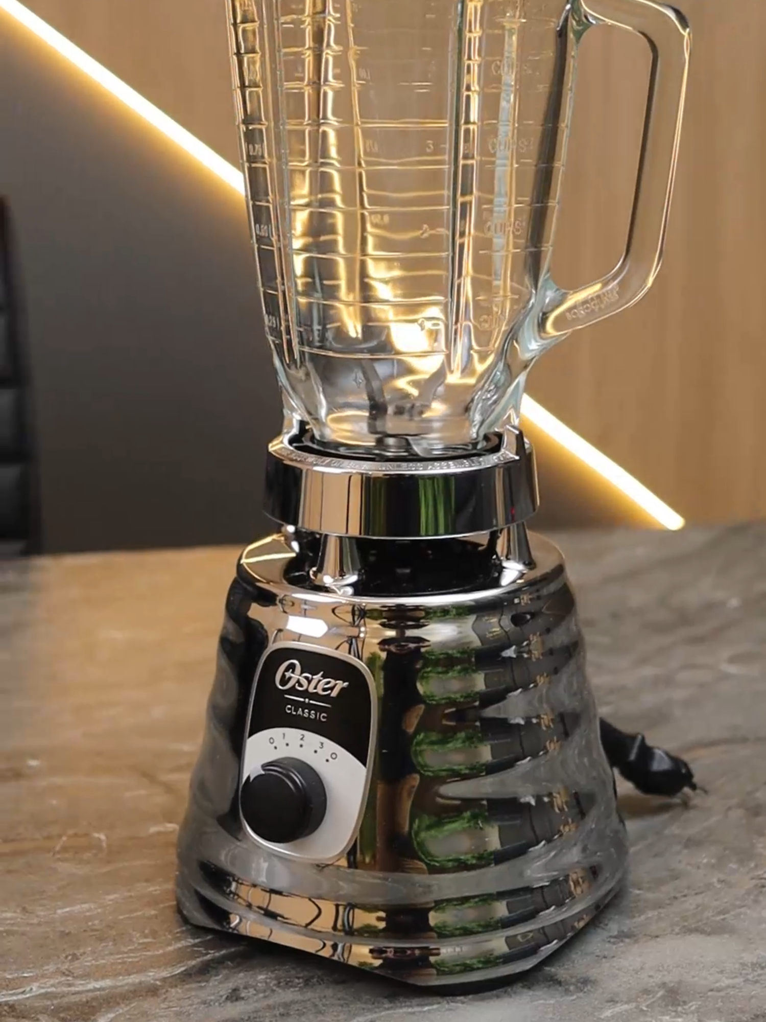 Gente, parem o que estão fazendo e olhem essa beleza! 🤩 O Liquidificador Oster Cromado BLST4655 com Jarra de Vidro é simplesmente PERFEITO! ✨ Não é só o design cromado que brilha na minha cozinha 💖, a jarra de VIDRO não pega cheiro, não mancha e aguenta o tranco (gelo? tritura fácil! 🧊). #LiquidificadorOster #Oster #JarraDeVidro #CozinhaDeLuxo #Eletrodomesticos #ReceitasFit #Smoothie #DicasDeCozinha #ReviewTech #Cozinha #Achadinhos #Comprinhas #Viral #Trend