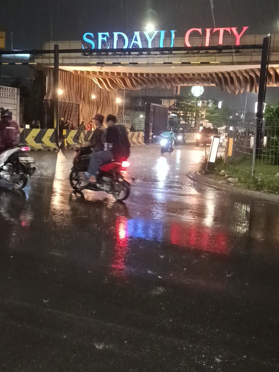 video berteduh disaat hujan untuk prank temen/pacar  #videoprank #videomentahan #prankvideo #prank #kehujanan 