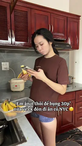 Loay hoay 40p’ rồi tôi  không biết nên thả tóc hay buộc lên , mặc bộ này có bị xu không mấy bà 🤨 #nycfood 