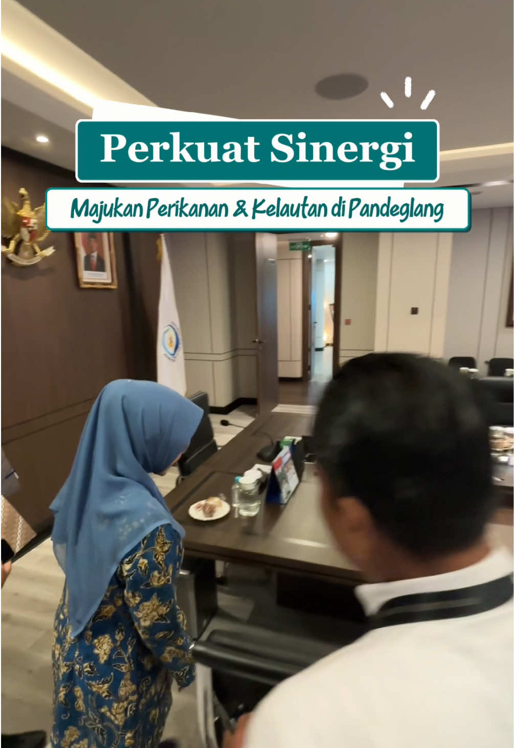 Pagi ini, Selasa (30/9), kami berkesempatan berkunjung ke Kantor Kementerian Kelautan dan Perikanan (KKP) di Jakarta Pusat, dan diterima langsung oleh Bapak Menteri. Dalam pertemuan tersebut, kami membahas peluang kolaborasi program KKP yang dapat diimplementasikan di Kabupaten Pandeglang, khususnya dalam upaya meningkatkan produktivitas masyarakat di bidang penangkapan, budidaya, serta pengolahan hasil perikanan. Sebagai wilayah pesisir dengan luas perairan mencapai 1.702 km² dan lahan budidaya seluas 2.746 hektare, Pandeglang memiliki potensi besar untuk dikembangkan menjadi kawasan perikanan unggulan. Potensi ini sangat mendukung program ketahanan pangan nasional sekaligus membuka lebih banyak lapangan kerja bagi masyarakat. Audiensi ini juga dijembatani oleh Ibu @Irna Narulita Dimyati , Bupati Pandeglang periode sebelumnya, yang turut hadir mendampingi dalam pertemuan tersebut. Kehadiran beliau menjadi wujud kesinambungan semangat dan komitmen bersama untuk mendorong kemajuan sektor kelautan dan perikanan di Pandeglang. Kami berharap sinergi yang telah terjalin baik antara KKP dan Pemerintah Kabupaten Pandeglang dapat terus diperkuat, demi mewujudkan sektor kelautan dan perikanan yang maju, berdaya saing, dan berkelanjutan.