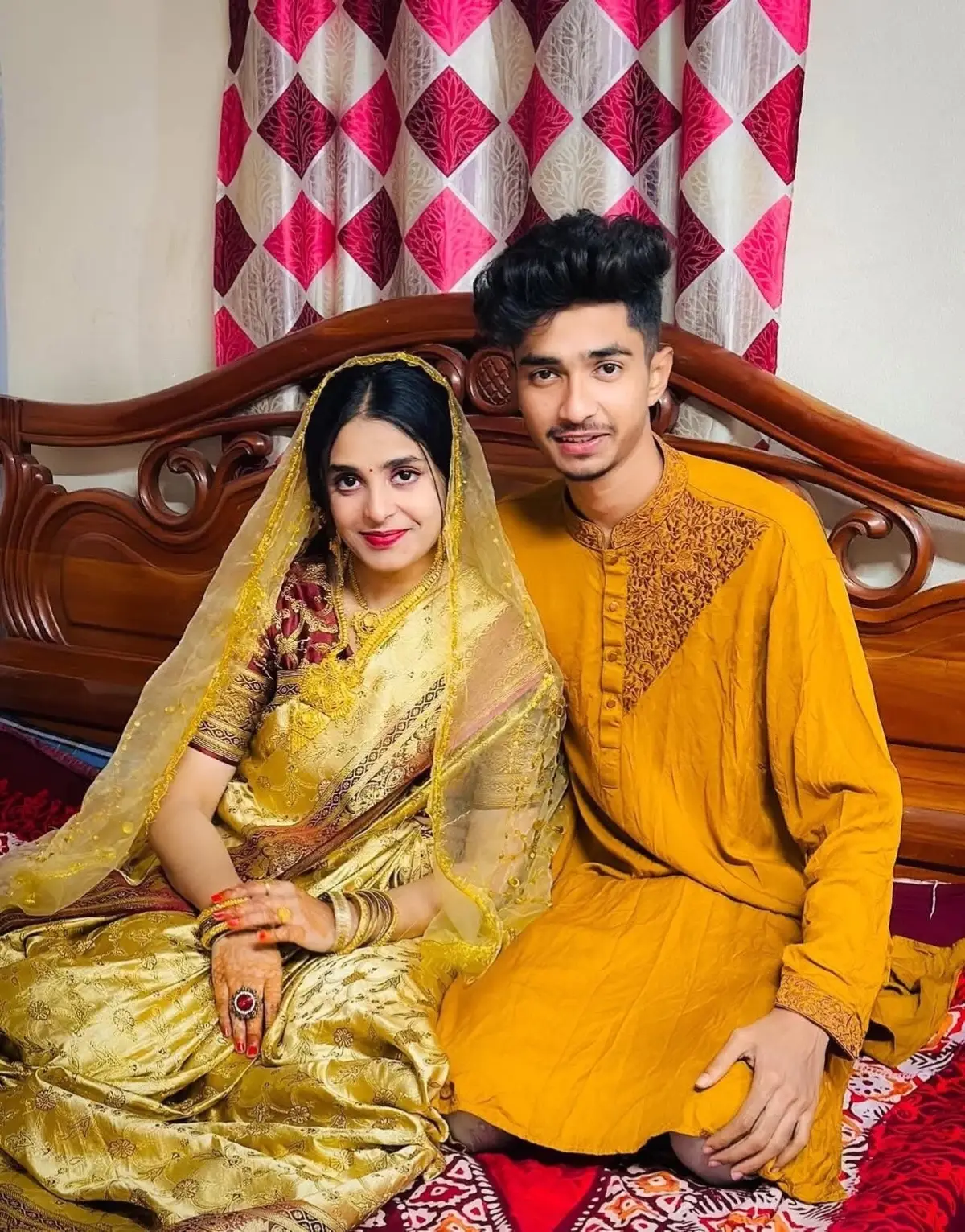 প্রথমত ছেলেটার সাথে মেয়েটার বিয়ে হয় কিন্তু তারা সুখি ছিলো না বিয়ের পর মেয়েটা বাপের বাসায় চলে যায়। একদিন ছেলেটা মেয়েটা কে রিক্সায় কোথায় যেতে দেখে পরে ছেলেটি ওই মেয়ে কে রাস্তায় আটকিয়ে বাসায় নিয়ে যেতে চায়।  তবে মেয়েটি ছেলেটকে না চিনার অভিনয় করে ও তার সাথে যেতে অস্বীকার করে। কেউ একজন তাদের কে ভিডিও করে অনলাইনে আপলোড করলে সেইটা ভাইরাল হয়ে যায়। কিন্তু গতকাল ছেলেটি বাইকে নিয়ে কোথাও যাওয়ার সময় বাইক দূর্ঘটনায় মারা যান সেই খবর শুনতে পায় সেই মেয়েটি তার পর কি হয়েছে সেইটা তো সবাই জানেই।💔#shovon_shuvo #accident 