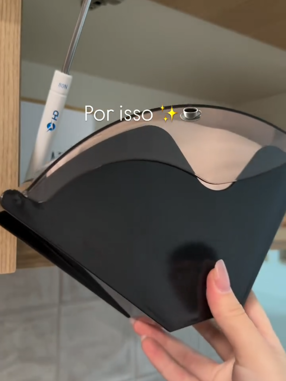 Esse porta filtro de papel é prático, moderno e deixa sua cozinha muito mais organizada 😍✨ 👉 Link fixado nos comentários! #portafiltro #achadinhosshopee #cozinha #utilidadesdomesticas #shopeebr 