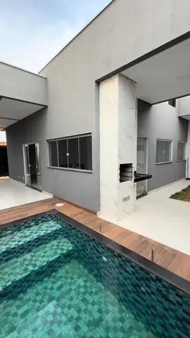 Descrição do imóvel Casa dos Sonhos com Piscina à Venda no plano diretor Sul! ✨ Sua oportunidade de morar bem chegou! Apresentamos esta charmosa casa com 3 quartos, perfeita para você e sua família desfrutarem de momentos inesquecíveis. 📍 Localização Privilegiada: na quadra 1506 sul, plano diretor sul de Palmas. ·       Próxima a tudo que você precisa: Assaí Atacadista, Atacadão, Ulbra e Estádio Nilton Santos. 📏 Espaço e Conforto: ·       Área Privativa: 88,76m² ·       Área Construída: 88,76m² ·       Área do Terreno: 140,87m² 🏡 Características do Imóvel: ·       3 Quartos (sendo 1 suíte) ·       Sala de TV aconchegante ·       Cozinha funcional ·       Sala de Jantar ·       Área de serviço ·       Lavabo ·       Banheiro social ·       Garagem para 2 carros ·       Churrasqueira e área gourmet para seus churrascos! ·       Piscina para relaxar e se refrescar! ·       Acabamento em porcelanato e laje. 💰 Valor: R$ 600.000,00 🏦 Condições Facilitadas: Aceita financiamento! 🔨 Não perca tempo! Agende sua visita e venha conhecer seu novo lar! 📲 Mais Informações: (63) 99968-7851 #palmastocantins #tocantinsnotiktok #agro #avenidajkpalmas #assaiatacadista 