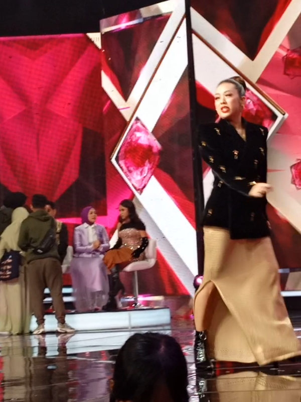 Valen pemakasan jadi pusat perhatian juri da7 malam ini  #indosiar #da7 #top13  #grup1 #show 