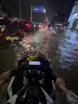 Có vẻ vui🤣🤣#r15v3 #touring #xuhuongtiktok #yamaha #r15 