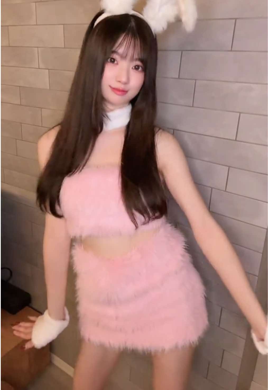 通りすがりにJOJOの自販機発見した💡 変わった自販機あるとちょっと気になるよね #黒髪ロング #バニーガール #コスプレ 