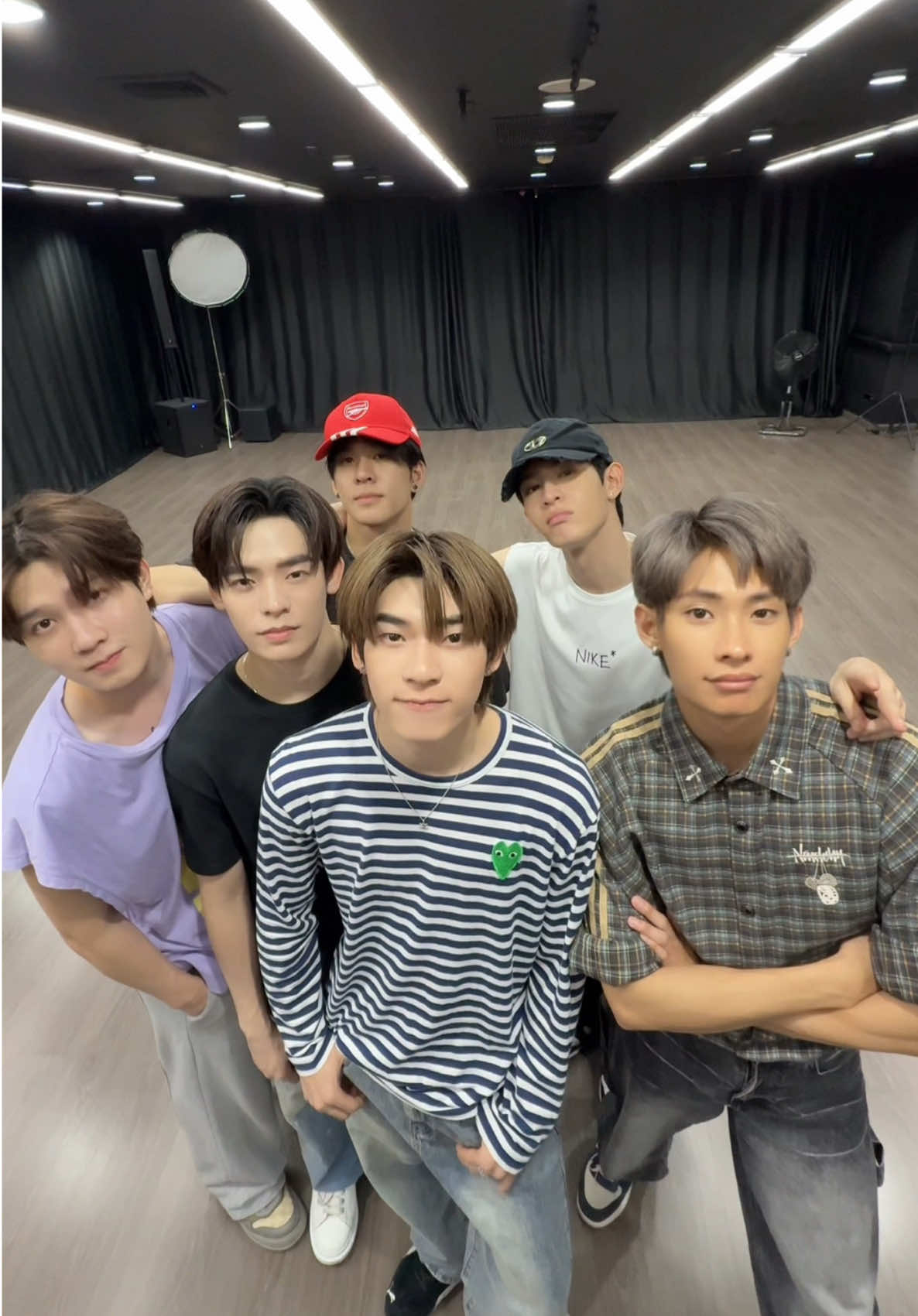 ส่ายสะโพกโยกย้าย🕺  #DEXXth #DMDMUSIC [ @auautnp @teetee.wpc @Porsuppakarn @JS @krptt @mynameis_yim ]
