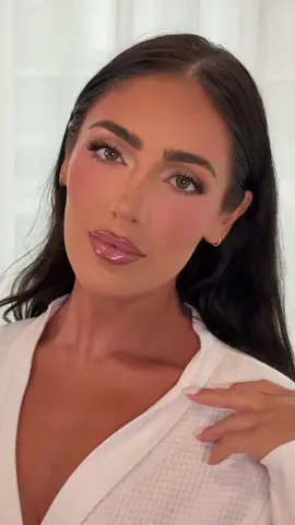 Loved creating this glam ✨ who wants a tutorial? 👀 Products Used:  @clarinscanada Double Serum @embryolisseca Lait Crème  @lancomeofficial Teint Idole Foundation @kosas Concealer  @morphebrushes Brightening Pink Powder @yslbeauty Bronzer  @kyliecosmetics Breakfast in Bed Blush @toofaced Candy Clouds Blush @benefitcanada Brow Pencil @rarebeauty Brow Gel @onesize Setting Spray  @makeupforever wherever Walnut Liner  @maccosmeticscanada Gloss  #torontomakeupartist #destinationmakeupartist #bridalmakeup #makeupartist #destinationwedding   @serena 