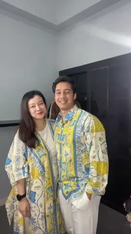 Couple biru kuning bunga 