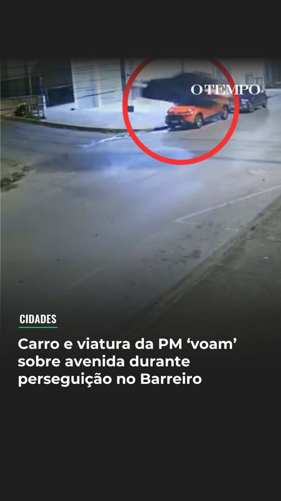PERSEGUIÇÃO NA MADRUGADA – Câmeras de segurança flagraram o momento em que um carro furtado e uma viatura da Polícia Militar “voaram” sobre a avenida Barão de Monte Alto, no Barreiro, durante uma perseguição nesse domingo (28). A fuga terminou após o veículo bater em um poste, e o motorista foi preso. Segundo a PM, o suspeito usava um Argo cinza para dar cobertura a outro carro furtado, um Argo branco. Dentro do veículo, foram encontrados um módulo de ignição e uma chave de fenda, usados para praticar os crimes. O Argo branco foi localizado posteriormente, abandonado na região. O condutor conseguiu escapar, mas segue sendo procurado. 📲 Leia a matéria completa em O TEMPO (link na bio) 📸 e 📹 Imagens cedidas a O TEMPO  #OTEMPO #belohorizonte #polícia #segurança #barreiro