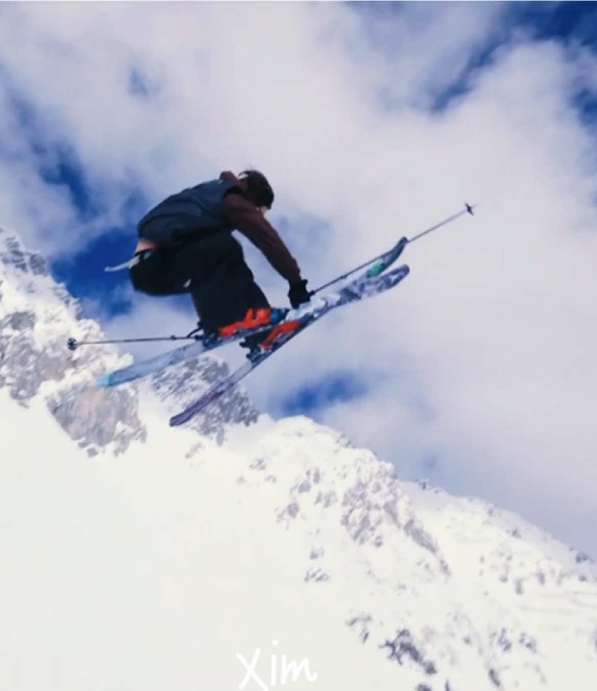 Everywhere I goooo #housemusic #japan #japan #monsterenergy #skiing @HOTLAPS 