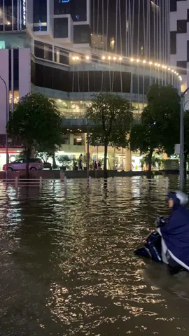 8h tối rồi mà vịnh Thái Hà nhà em vẫn chìm trong biển nước thế này đây 😔
