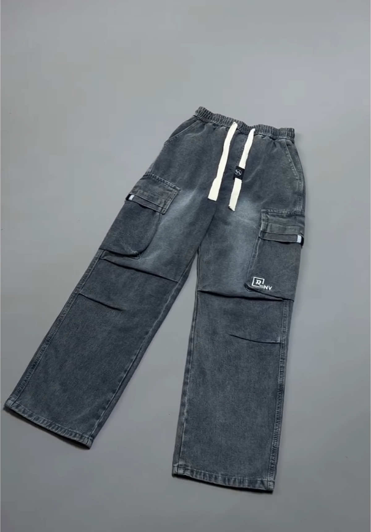 👖 بنطلون كارجو رجالي ستايل شبابي عريض ، قماش دنيم مغسول بخامة ثقيلة ومرتبة، ويجي بحزام مطاط ويا ربلات وسحب أبيض. بيه جيوب جانبية كبيرة ستايلية للطلعات والكاجوال، ويضرب ويا كل أطقم. 📏 متوفر بالقياسات: S لحد 3XL 🎨 اللون: رصاصي مغسول مميز ✨ ستايل يومي مرتب يخليك واثق بكل لبسة #ترند #ملابس #العراق #بغداد #foryoupage 