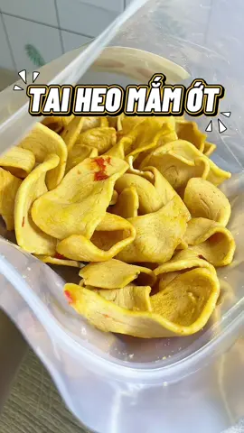 Tai heo mắm ớt giòn rụm, cay cay, mặn mặn ăn cuốn lắm nha #taiheomam #banhtaiheo #doanvat #fyp #viral 