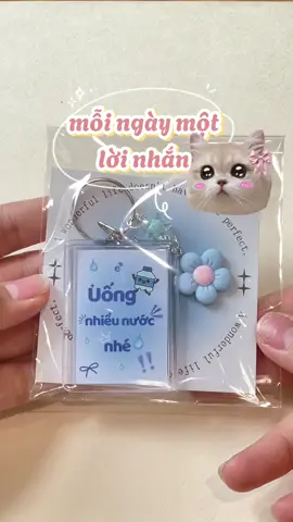 Món quà nhỏ nhưng ‘đốn tim’ lớn 💝 Móc khóa hoa xinh kèm lời nhắn cực chill 🌼 Tag ngay người bạn cần nhắc nhở mỗi ngày nè     #mockhoaloinhanyeuthuong #mockhoahandmade #phukienxinh #giftideas #lovegift 