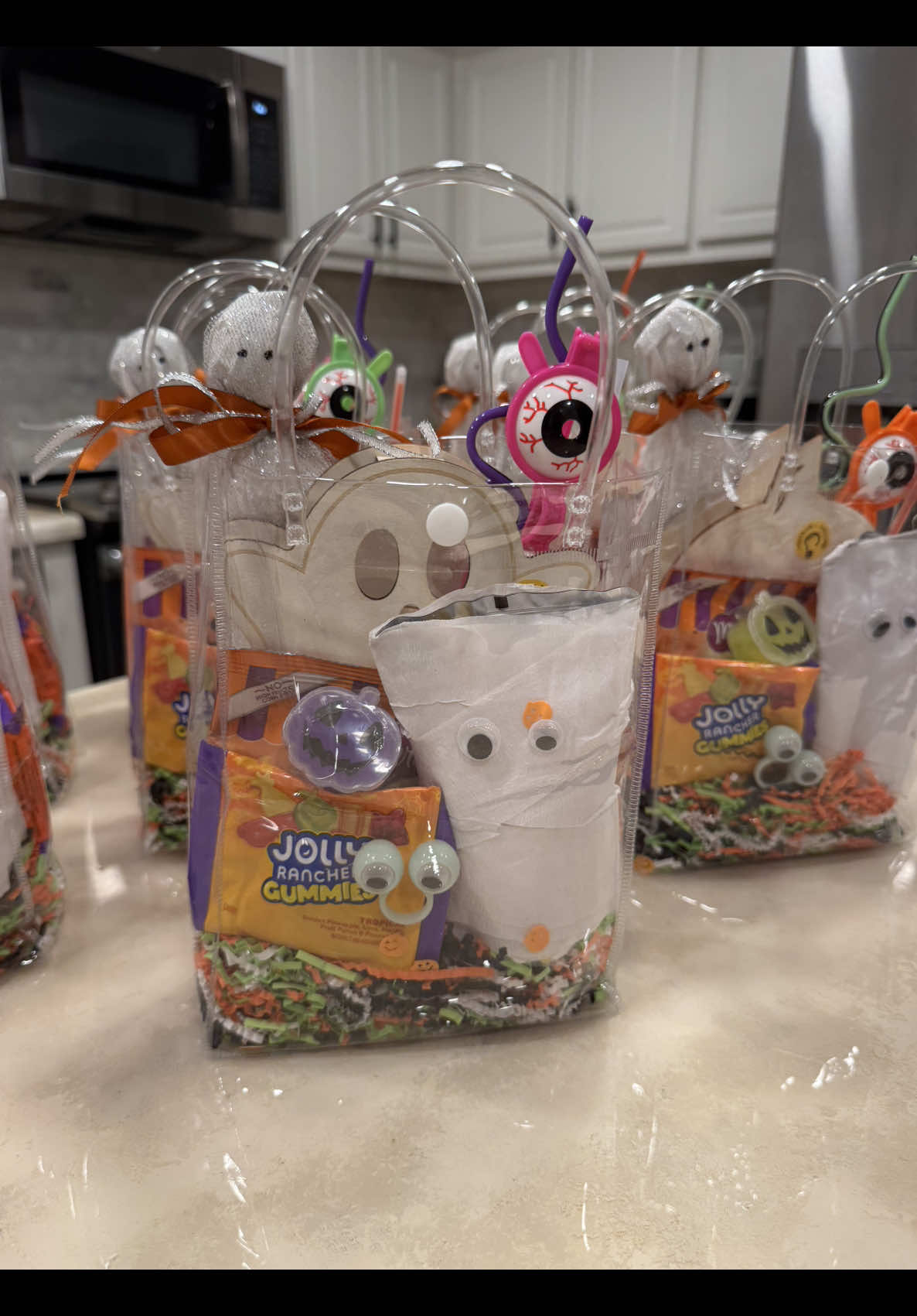 The ghost suckers and mummy juice pouches are my favorite ☺️ and I love the clear bags so you can see everything. #halloween #halloweengoodiebags #halloweenparty #halloweendiy 