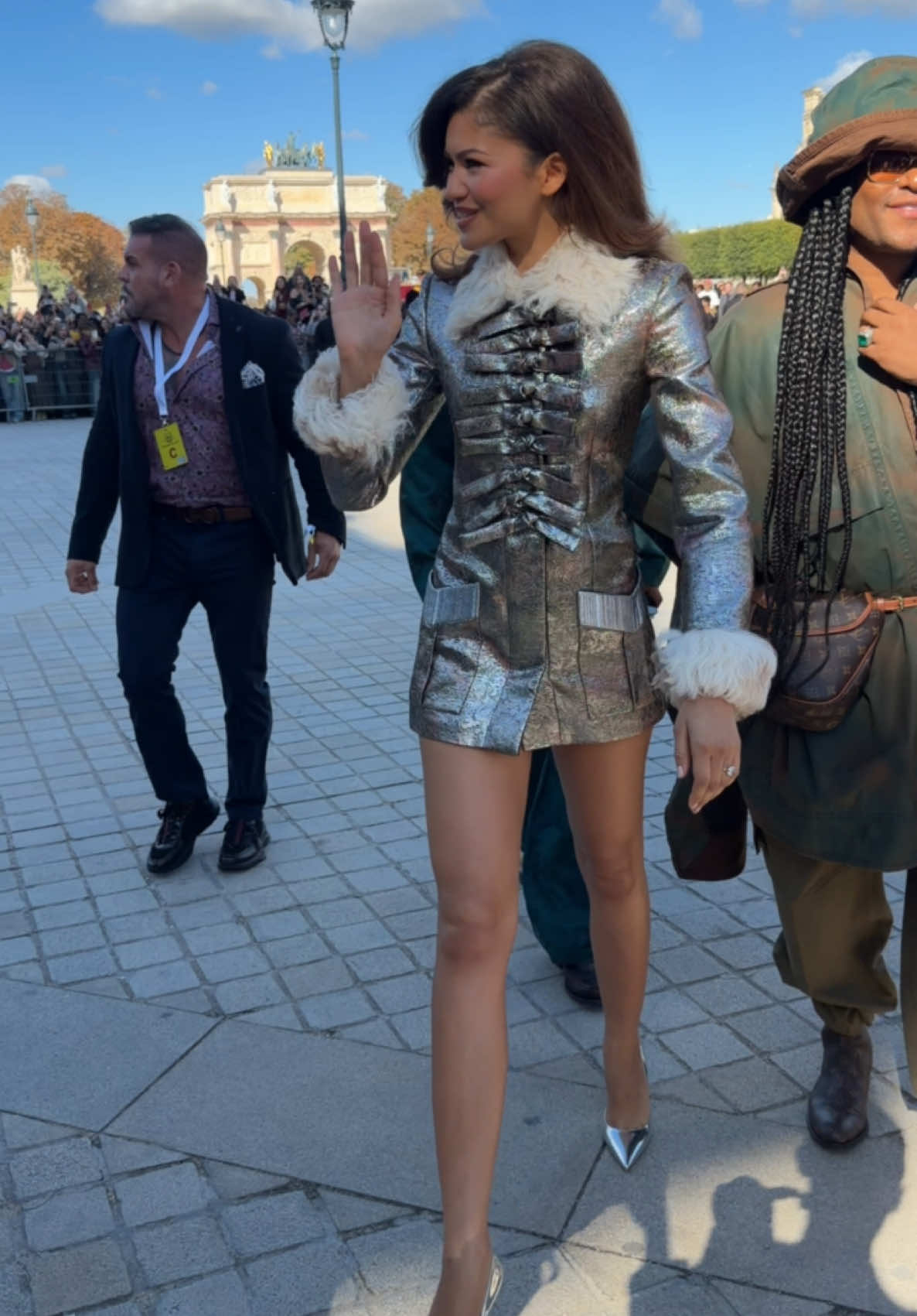 Zendaya et ses So Kate sont de retour au défilé Louis Vuitton ce matin à Paris. #zendaya #parisfashionweek #TikTokFashion 