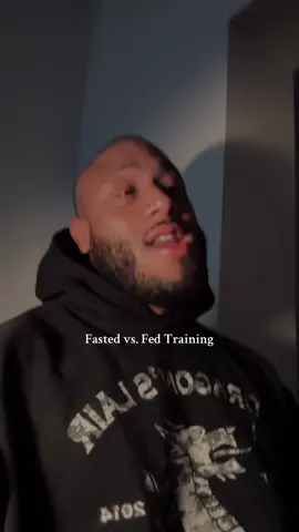 Fed training often lets you push harder and do more total work. Bin Naharudin and colleagues showed that skipping breakfast led to fewer reps in squat and bench press. More work means more calories burned both during the session and after from recovery demands. Having fuel available supports higher intensity, better endurance, and less early fatigue. Over time, consistently training fed can add up to greater energy expenditure and better progress. #nutrition #diet #wellness #health #Lifestyle #viraltiktokvideo #foryourpage #powerlifting #weightloss #transformation #education #educational #exercise #workout #weightlifting #diettips #training #trainingtips 