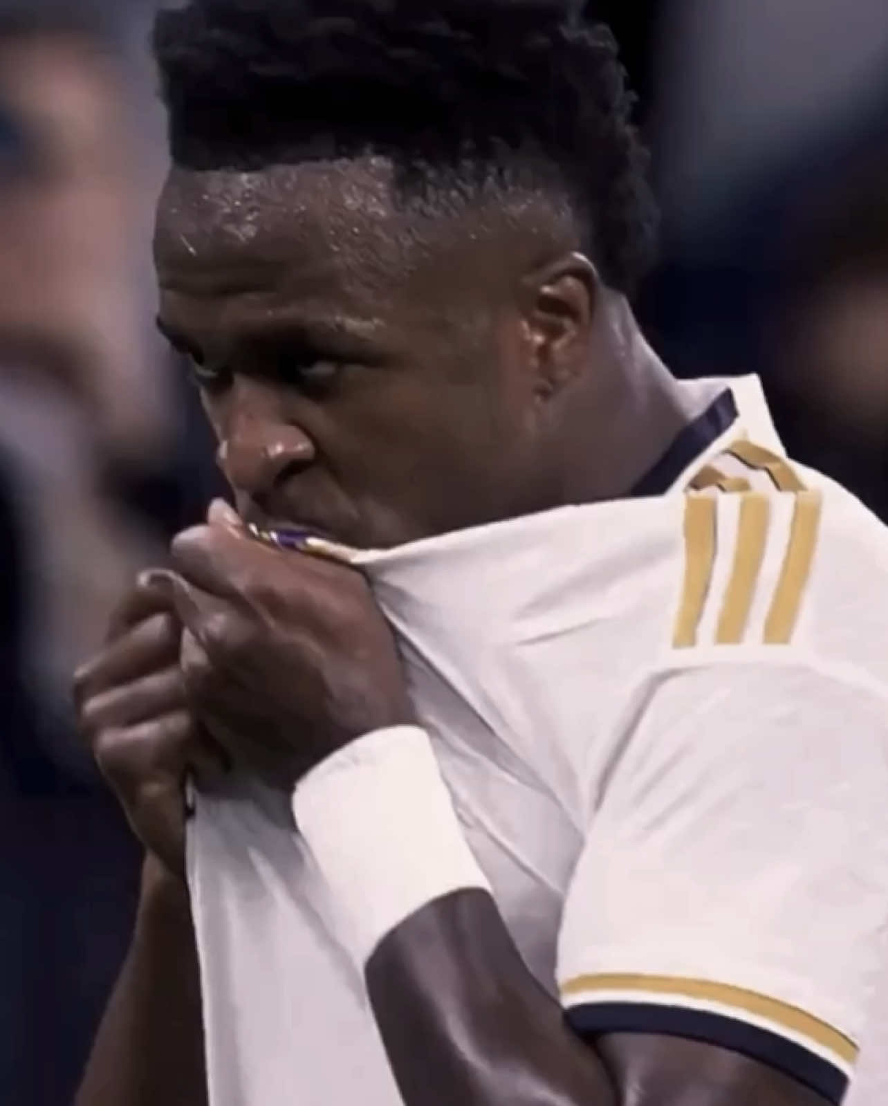 مدريد قصة عشق لا تنتهي مدريد ليس مُجرد فريق بل هو عِشق أزلي يتجسد في كل لحظة وكل فوز  ريال مدريد هو وطن يسكن في أعماق قلب مُحبينه هو الإنتماء، الذي لا يتغير والحُب الذي لا يعرف حدودًا ولا زمانًا  عِشق ريال مدريد ليس إختياريًا بل قدرًا ووطنًا لا يترك القلب ما دام ينبض🤍 #realmadrid  