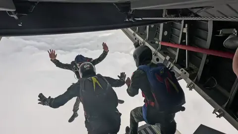 ผู้มีฤทธิ์ย่อมไปในอากาศได้ แต่อาจจะเลยเล็กน้อย ถึงมาก#มานี่มา #โดดร่มมานี่มา #ลพบุรีหวานเจี๊ยบ 