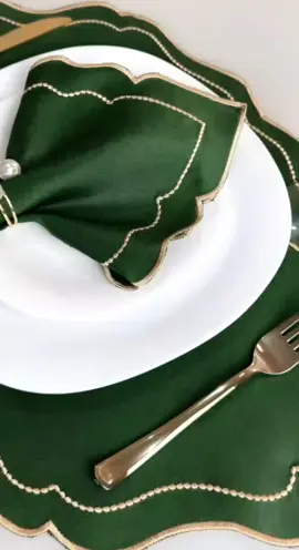 ✨Transforme sua mesa em um verdadeiro espetáculo de elegância!  ✨Esse kit incrível vem com 12 jogos americanos, totalizando 24 peças, com o charme único do bordado Escócia. 🥂🍽️ Perfeito para jantares especiais, festas ou até para deixar o dia a dia mais sofisticado. 👉 Qualidade, beleza e requinte em cada detalhe! #JogoAmericano #BordadoEscócia #MesaPosta #DecoraçãoDeMesa #Requinte 