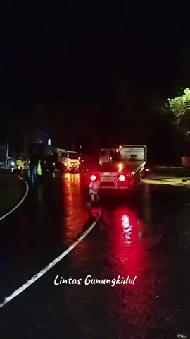 30.09.25 ketinggian 19.30 Proses evaluasi truk gagal nanjak  karena kurang traksi/selip. oleh team @relawan jalan raya @RELAWAN JALAN RAYA_2 dan Polsek Patuk #berandafypシ #gunungkidul #jogjaistimewa #truktrailerindonesia #detik detik evakuasi truk trailer 