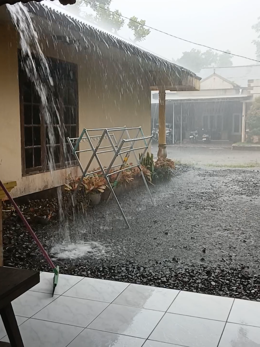Hujan deras di Pedesaan  Tulang rumah sudah seperti air terjun #hujan #suasanahujan #suasanapedesaan #hujanderas #tiktok 